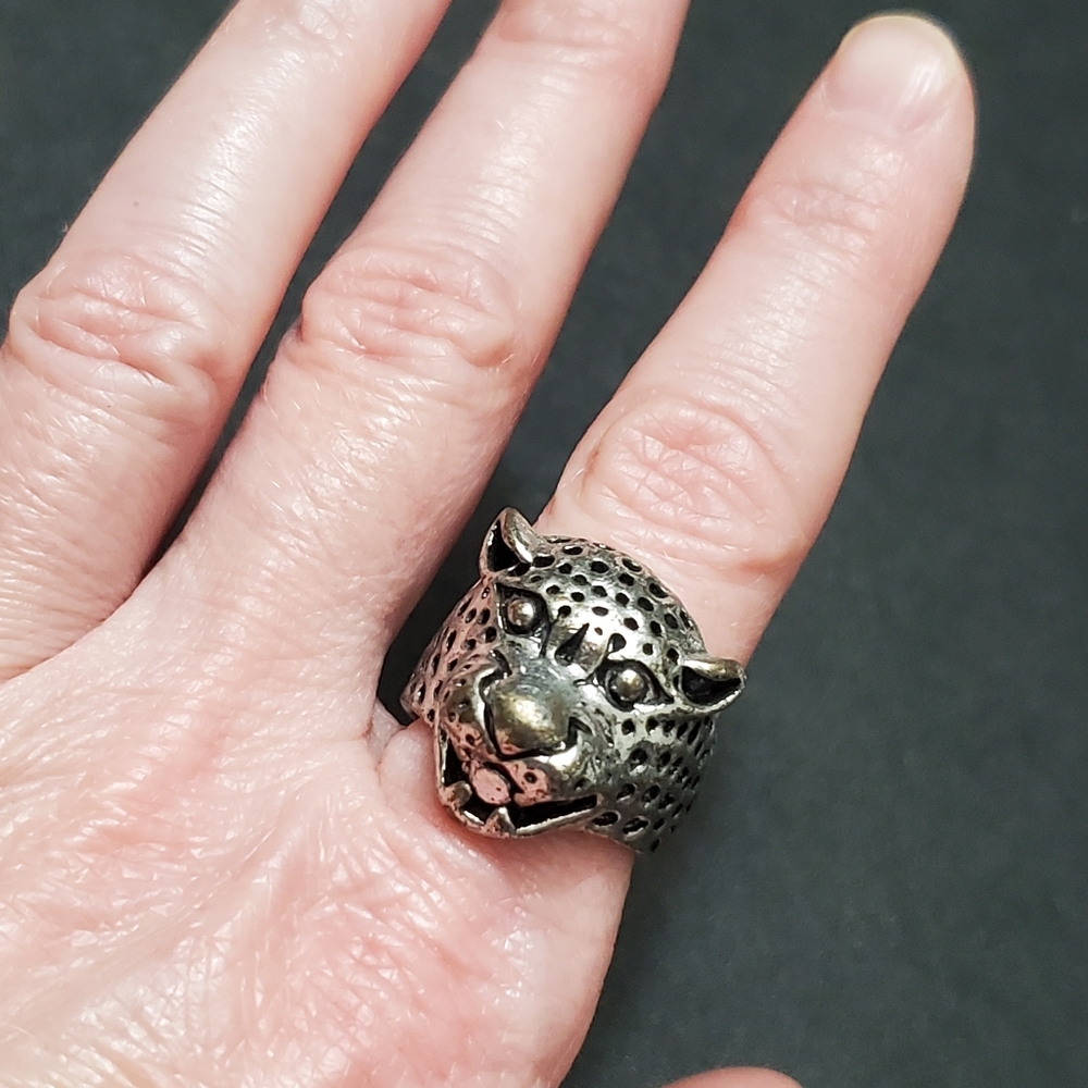 *Sale* Silver tone cheetah head ring
